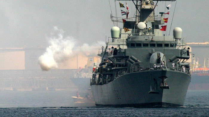 Gibraltar: un navire de la Marine d`Angleterre tire en direction d`un bateau espagnol